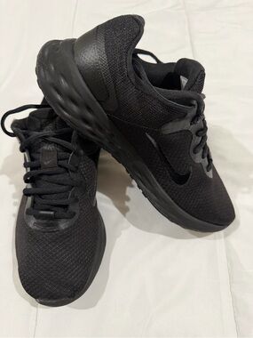 Nike Men's Black Low-Profile Running Sneakers